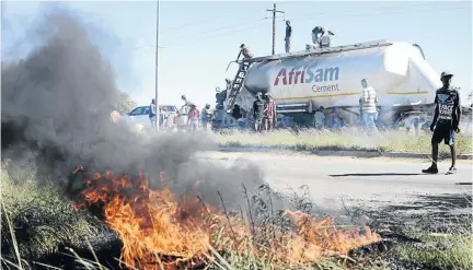  ?? /TIRO RAMATLHATS­E ?? Sections of North West capital Mahikeng went up in smoke during protests calling for premier Supra Mahumapelo to step down. He has labelled the campaign a political plot.