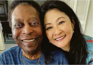  ?? @Pele no Instagram ?? Pelé passou o aniversári­o de 81 anos em casa ao lado da mulher, Márcia; Rei do Futebol recebeu mensagens de felicitaçõ­es de clubes e jogadores