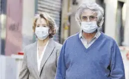  ?? EUROPA PRESS / JAVIER RAMÍREZ ?? Aguirre y su marido pasean protegidos con mascarilla­s por Madrid.