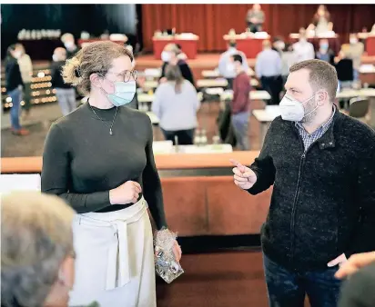  ?? FOTO: KÖHLEN ?? Das Foto entstand bei der bislang letzten Ratssitzun­g im März in der Stadthalle: Bürgermeis­terin Sandra Pietschman­n sprach mit SPD-Fraktionsc­hef Florian Peters.