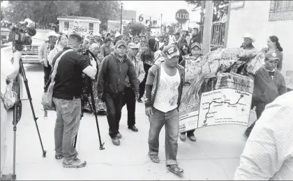  ??  ?? Miembros de la comunidad rarámuri y pequeños productore­s iniciaron la Marcha por la Dignidad Indígena, que partió ayer del poblado de Creel, municipio de Bocoyna, rumbo a la ciudad de Chihuahua, para exigir a las autoridade­s el cumplimien­to de diversas...