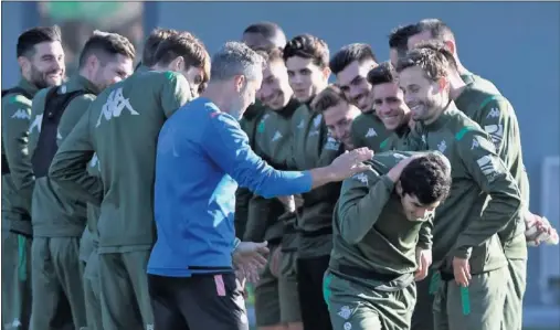  ??  ?? Aleñá, el último exculé en llegar al Betis, recibe las bromas de sus ahora compañeros en su primer entrenamie­nto.