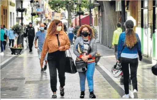  ?? JORGE DEL AGUILA ?? Viandantes en la Calle Real de La Línea, en una imagen tomada ayer.