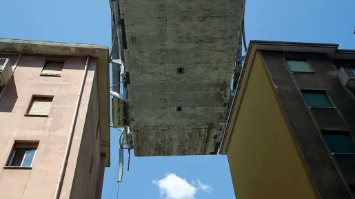  ??  ?? Distruzion­e Quello che resta del ponte Morandi a Genova, crollato il 14 agosto, provocando 43 vittime