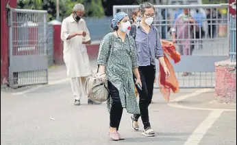  ?? AP ?? Doctors coming out of a hospital wearing masks in Jammu on Tuesday.