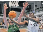  ?? ?? Raiquan Clark (r.) von den ART
Giants setzt im Spiel gegen Trier zum Korbleger
an.