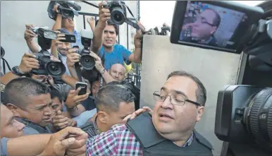  ??  ?? Entre empujones, ante la gran cantidad de reporteros que querían unas palabras, Javier Duarte de Ochoa ingresa a un vehículo al salir del tribunal donde asistió para una audiencia en Guatemala. A la izquierda, el ex gobernador escucha al fiscal...