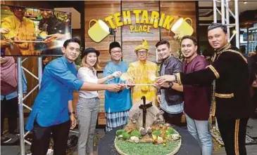  ??  ?? ARA bersama barisan selebriti dan Pengarah Cuisine Ispire Sdn Bhd Fahrulrazi Kassim
(tiga dari kiri) pada majlis pembukaan restoran
Teh Tarik Place.