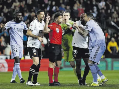  ?? // EFE ?? Sigue la polémica tras el lío con el final del partido en Mestalla