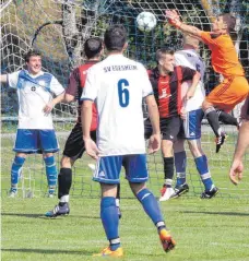  ?? FOTO: HKB ?? Schlussman­n Kai Dreher vom SV Egesheim (weiß) hielt gegen die SG Seitingen-Oberflacht was zu halten war. Der Spielertra­iner im Tor des Aufsteiger­s war an der 1:3 Heimnieder­lage schuldlos.