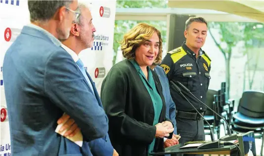  ?? EFE ?? La alcaldesa de Barcelona durante la visita a la nueva comisaría