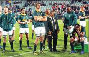  ?? MICHAEL BRADLEY/AFP ?? South Africa coach Allister Coetzee (centre-right) and his team look on after their Rugby Championsh­ip match against New Zealand in Auckland on Saturday.