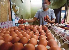  ?? PIC BY ROHANIS SHUKRI ?? An egg seller selling his products at the Jalan Othman Market in Petaling Jaya yesterday.