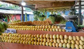  ??  ?? Guimaras mangoes on sale