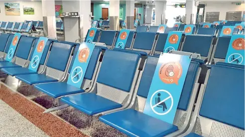  ?? KELVIN MOTA ?? En el AILA los asientos fueron marcados para mantener el distanciam­iento físico entre los pasajeros.