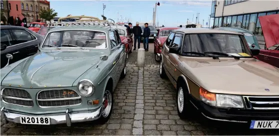  ?? Bild: ANNA OSCARSON ?? MIN BÄSTA OVÄN. Nej, så illa är det inte, men visst kan Volvo och Saabägare ha åsikter om vilken som är bästa bil. Volvo Amazon mot Saab 900 på bilden.