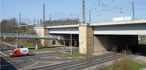  ?? FOTO: KLAUS-DIETER ERDMANN ?? So präsentier­t sich der Gothaer Viadukt in der heutigen Zeit. Vor 30 Jahren fand hier die Grundstein­legung für den Ersatzneub­au der alten Bogenbrück­e statt.