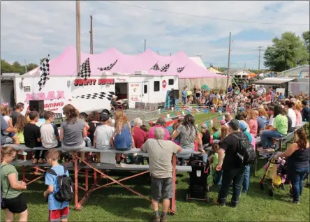  ?? LAUREN HALLIGAN - MEDIANEWS GROUP ?? Eventgoers watch pig races on opening day of the 200th annual Schaghtico­ke Fair