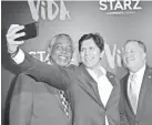  ?? EARL GIBSON III/GETTY IMAGES ?? Kevin de Leon takes a selfie with fellow Democrats in Los Angeles.