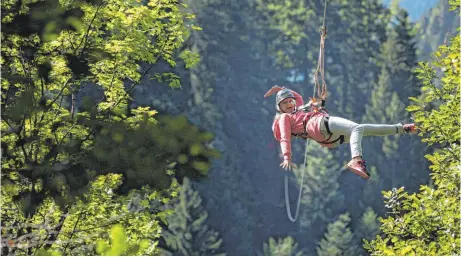  ?? FOTO: RAINER MEDEFINDT ?? So schön kann Fliegen an der Zipline im Schwarzwal­d sein.