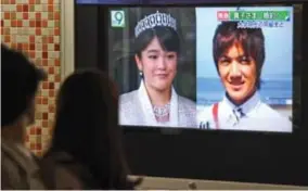  ?? FOTO AP ?? Ook op tv is de nakende titelafsta­nd een veelbekeke­n item. Rechts: advocaat Kei Komuro, met wie prinses Mako gaat trouwen.