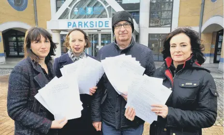  ??  ?? Lucy Holloway, one of three mums who launched the petition, with Labour members Carol Hayton, Michael Symes and Karen Symes outside Parkside