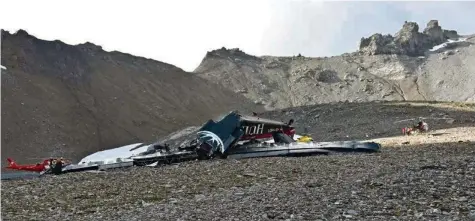  ?? KAPO GRAUBÜNDEN ?? Die Trümmer der abgestürzt­en dreimotori­gen Oldtimer-Maschine am Absturzort beim Piz Segnas in der Nähe von Flims GR.