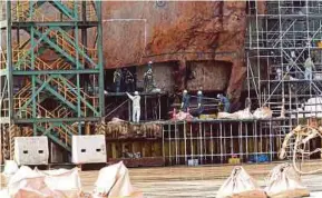  ?? AP PIC ?? Workers searching for human remains from the salvaged ferry ‘Sewol’ at a port in Mokpo, South Korea, yesterday.