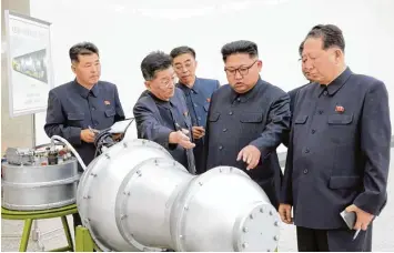  ?? Foto: KCNA, afp ?? Nordkoreas kommunisti­scher Diktator Kim Jong Un ließ diese Bilder einer angebliche­n Wasserstof­fbombe verbreiten, kurz darauf ließ der Test der bisher stärksten Atombombe seines Regimes die Erde beben.