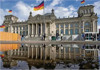 ?? MONIKA SKOLIMOWSK­A / SYMBOLBILD ?? Der Besuch des Reichstags­gebäudes stand auf dem Programm der Schüler.
