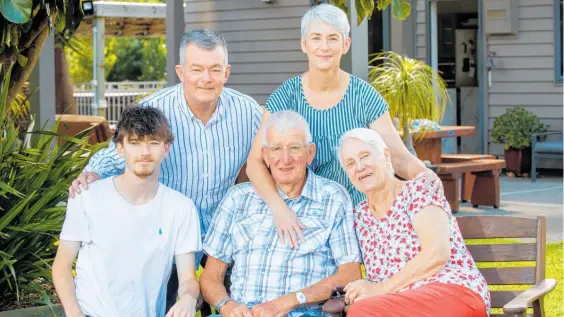  ?? Photo / Mark Mitchell ?? Stuart Jones and wife, Dawn, with the family members who saved his life, from left, grandson Reilly Marlow-Jones, Lance Marlow and Tonya Jones.