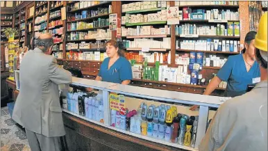  ?? MARIANO SOLIER ?? FARMACIAS. Pagos con tarjeta y compras postergada­s en los sectores sin cobertura total.