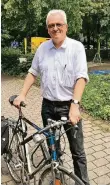  ??  ?? Lutz Groll ist Mobilitäts­experte im Hildener Rathaus und fährt auch privat viel Rad.
