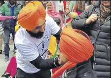  ?? PHOTO: YOUTUBE ?? A world record for tying the most turbans in eight hours was set at the event in New York.
