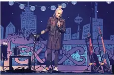  ?? FOTO: ANKE HESSE ?? Julia Engelmann mit ihrem Programm „Poesiealbu­m 2018 Live“in der Mitsubishi-Electric-Halle.
