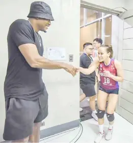  ?? PHOTOGRAPH COURTESY OF PVL ?? JUSTIN Brownlee drops by the press room to meet Choco Mucho star Sisi Rondina following their 25-18, 25-20, 25-21 victory over Cignal in the PVL All-Filipino Conference late Thursday.