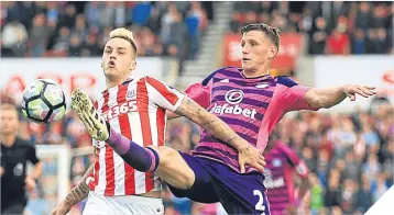  ??  ?? Stoke City’s Marko Arnautovic (left) and Sunderland’s Billy Jones fight for the ball.