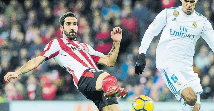  ?? FOTO: JUAN ECHEVERRÍA ?? Se le resiste Raúl García, que en la imagen intenta llevarse un balón ante la presión de Varane en el partido de la primera vuelta en San Mamés, tiene ganas de estrenar por fin su cuenta goleadora ante los merengues en Liga