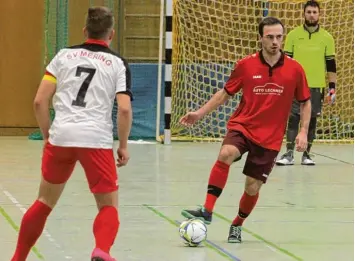  ?? Foto: Reinhold Rummel ?? Der Ball rollt wieder bei den Dasinger Hallentage­n. Von der E bis zur A Jugend (im Bild Dasings Lukas Bittner) geht es bis zum 7. Januar um die begehrten Trophäen.