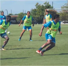  ??  ?? ENTRENO. Cada uno de los jugadores trata de ganarse la titularida­d con miras al duelo frente a los salvadoreñ­os.