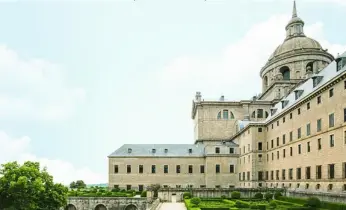  ?? REPORTAJE GRÁFICO: ©BELÉN IMAZ ?? A la izquierda, detalle de San Lorenzo del Escorial. Bajo estas líneas, detalle del palacio de Goyeneche, en Nuevo Baztán