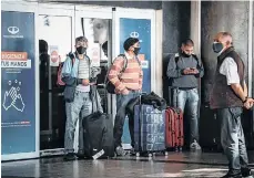  ?? /EFE ?? Grupos de personas arriban al aeropuerto de Buenos Aires.
