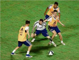  ?? Rodolfo Buhrer/Reuters ?? Messi (de branco) participa de treino da seleção argentina em Salvador