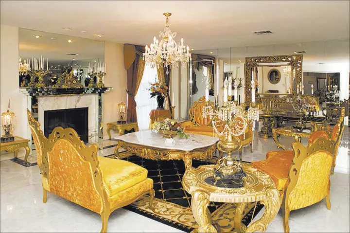  ?? PHOTOS BY TONYA HARVEY/REAL ESTATE MILLIONS ?? U.K. businessma­n and Liberace fan Martyn Ravenhill bought the showman’s home in 2013 for $500,000. Ravenhill said he has spent three times that much in making the home structural­ly sound, filling in sinkholes and restoring and renovating its unique...