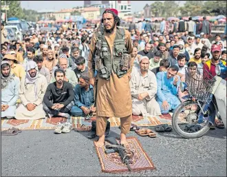  ?? ?? A Taliban fighter attends Friday prayers in Kabul, Afghanista­n