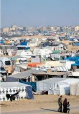  ?? ?? Miles de gazatíes en campamento­s