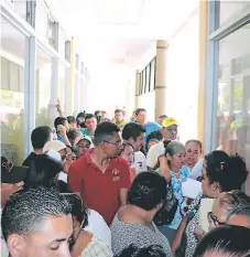  ??  ?? DEMANDA. Enormes filas hicieron ciudadanos en la Cámara de Comercio de Siguatepeq­ue.