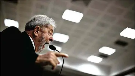  ??  ?? O ex-presidente Luiz Inácio Lula da Silva, alvo de sete ações penais. discursa em seminário sobre educação em Brasília