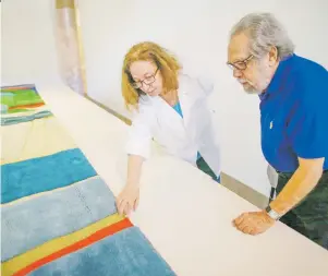  ?? David.villafañe@gfrmedia.com ?? El artista observa el proceso de restauraci­ón que se le realiza a su obra “El Yunque”, un enorme tapiz que adquirió recienteme­nte el Museo de Arte de Puerto Rico.