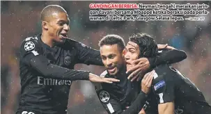  ?? — Gambar AFP ?? GANDINGAN BERBISA: Neymar (tengah) meraikan jaringan Cavani bersama Mbappe ketika beraksi pada perlawanan di Celtic Park, Glasgow Selasa lepas.